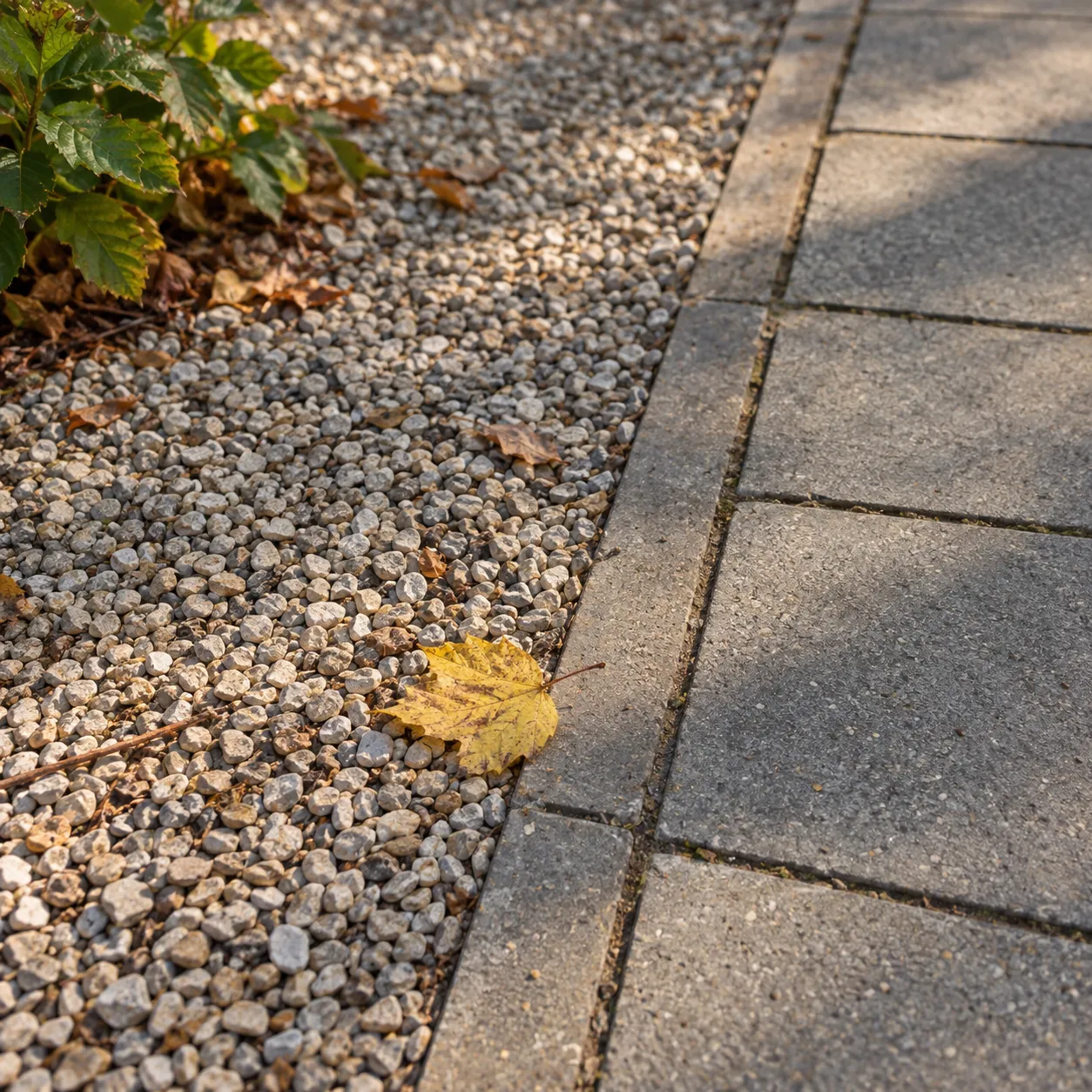 Kies neben dem glatten Weg